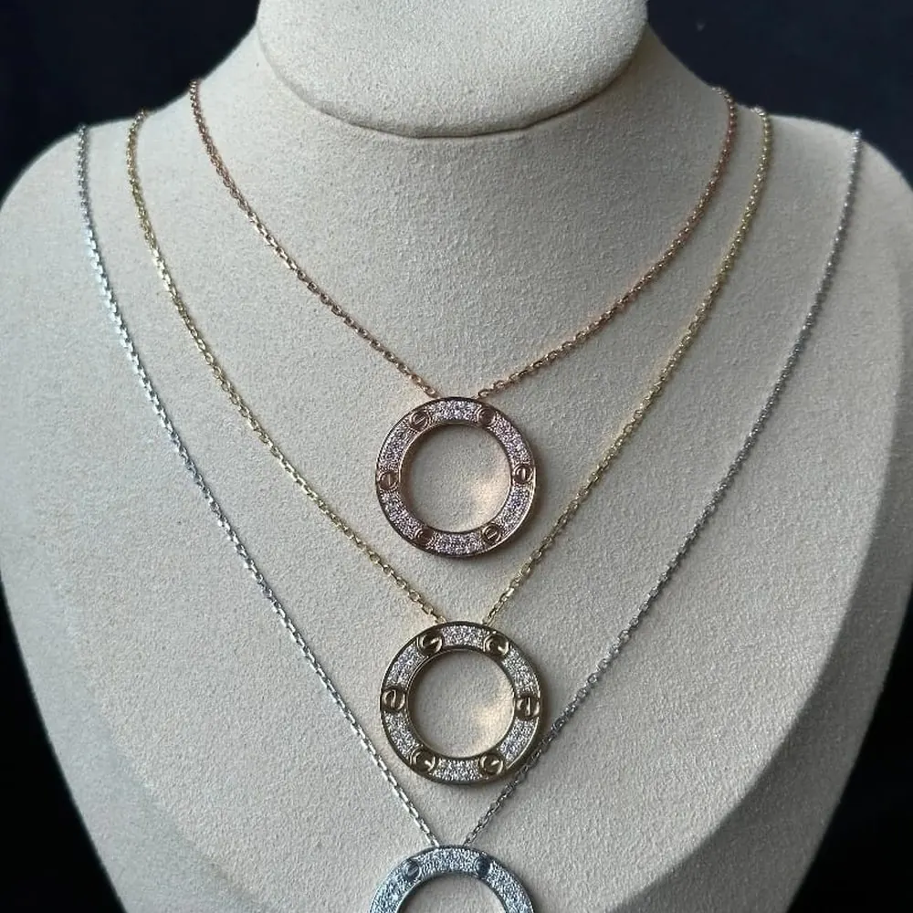 Pavé Screw Circle Pendant — Three Golds