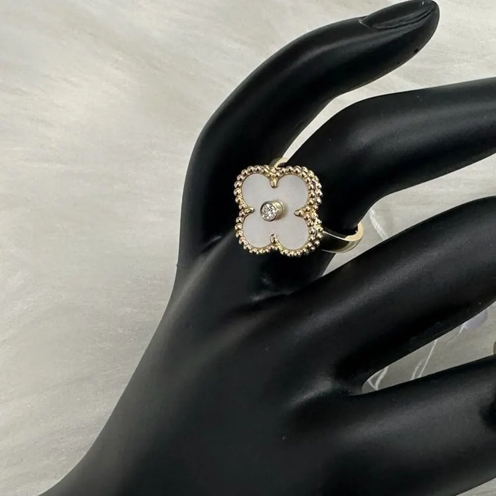 Clover Ring — Mother of Pearl